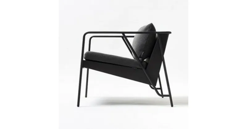 【ふるさと納税】＜FIL＞ ラウンジチェア -スミ リミテッド- MASS Series Lounge Chair -SUMI LIMITED-　小国杉 イージーチェア ローチェア 椅子 クッション インテリア 家具 木製 無垢材 天然木 炭 黒 受注生産 リビング ダイニング ギフト 限定 熊本 阿蘇 南小国 送料無料